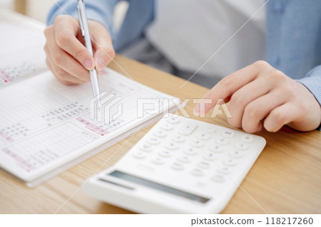 A woman holding a household account book A woman holding a household account book 118217260
