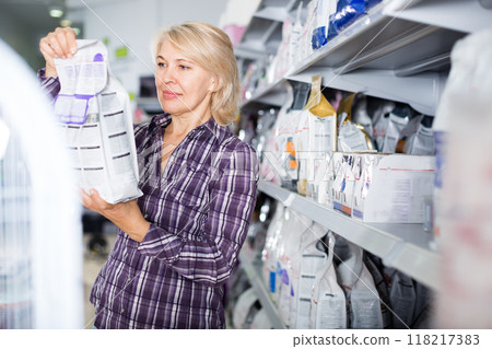 Woman buying pet food in shop for animal 118217383