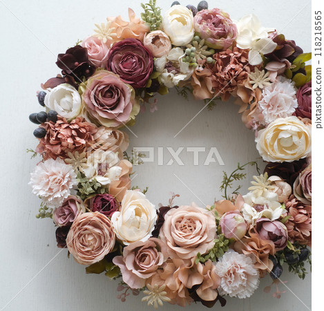 Antique colored wreath 118218565