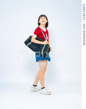 Full body photo of a girl walking with a bag 118218972