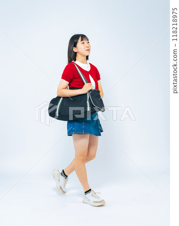 背著包包走路的女孩全身照 118218975