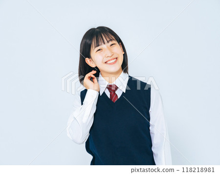 穿制服的女學生肖像 118218981