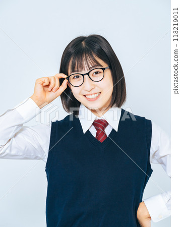 穿著制服、戴眼鏡的女學生肖像 穿著制服、戴眼鏡的女學生肖像 118219011