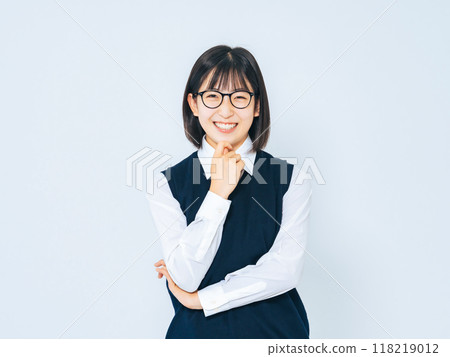 穿著制服、戴眼鏡的女學生肖像 穿著制服、戴眼鏡的女學生肖像 118219012