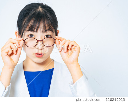 戴著眼鏡的女人的畫像 戴著眼鏡的女人的畫像 118219013