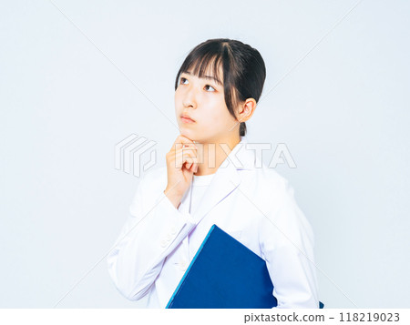 一個穿著白大褂的憂心忡忡的女人的肖像 118219023