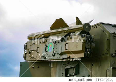 日本陸上自衛隊的81式近程地對空飛彈在天空中怒目而視 118220099