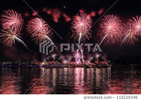Fireworks sparkling on the waterfront (Kuwana Suigo Fireworks Festival, Kuwana City, Mie Prefecture) 118220346