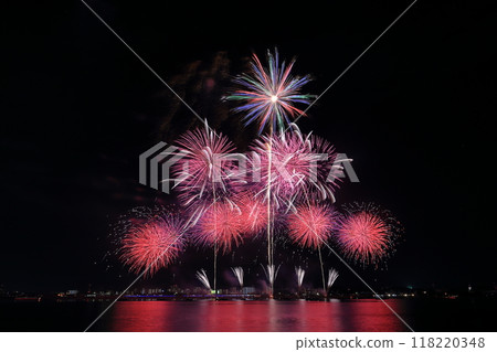 Fireworks shining in the night sky (Kuwana Suigo Fireworks Festival, Kuwana City, Mie Prefecture) 118220348