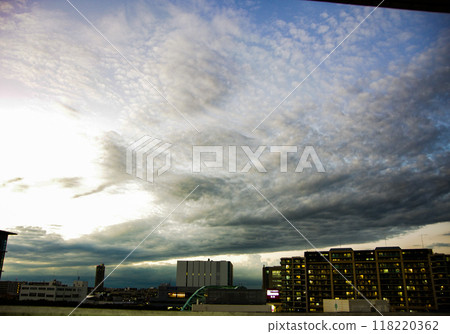 Hot, dark rain clouds suddenly appeared on a midsummer evening in Tokyo 118220362