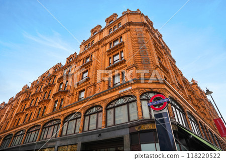 Harrods is a British luxury department store located on Brompton Road in Knightsbridge, London, England. 118220522
