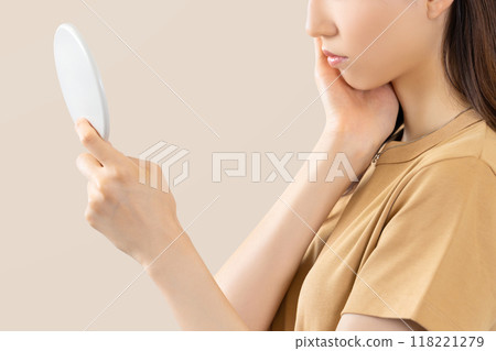 一名年輕女子患有皮膚問題 118221279