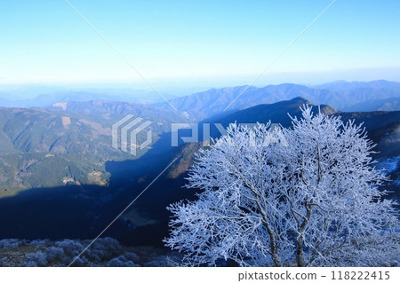 Niyodogawa Town, Kochi Prefecture, Mount Nakatsumyojin in midwinter, a view from near the summit 118222415
