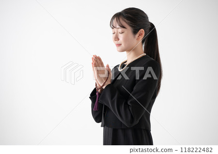 A woman in a mourning clothes 118222482