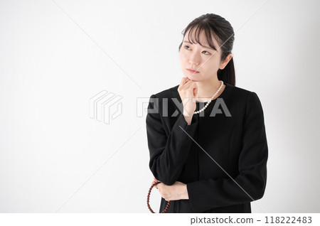 穿著喪服的女人很擔心 118222483