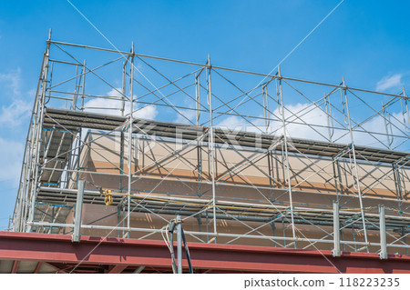 施工現場鋼架上安裝的生命線支撐桿 118223235