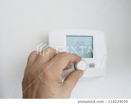 Adjusting the heating thermostat Adjusting the heating thermostat 118224030