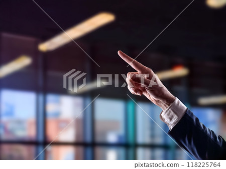 商人指著他想去的方向 118225764