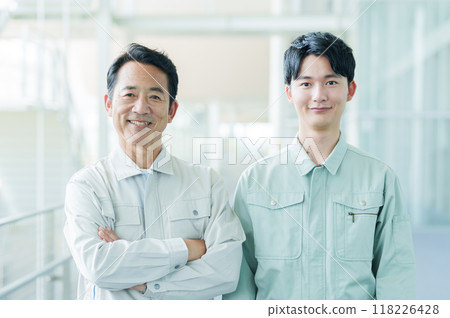 穿著工作服的工程師肖像 118226428