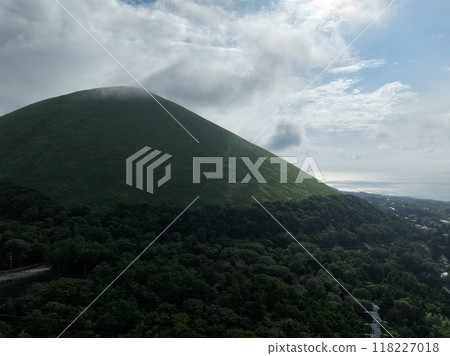 [Izu and Mt. Omuroyama seen from the sky] Mt. Omuroyama on the Izu Peninsula 118227018