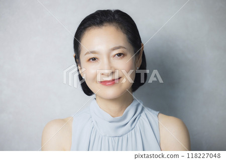 盛裝打扮的中年婦女 118227048