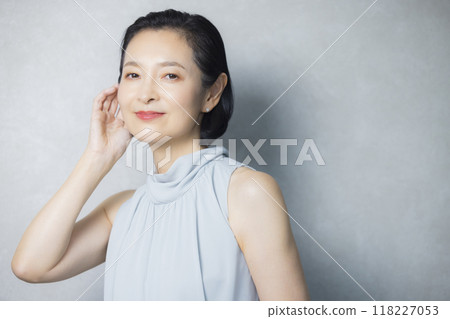 盛裝打扮的中年婦女 118227053