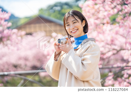 一位在河津旅行的女士，一位來看河津櫻花的遊客 118227084