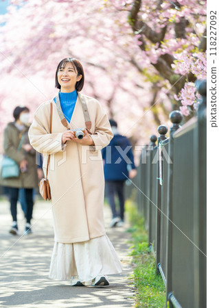 一位在河津旅行的女士，一位來看河津櫻花的遊客 118227092
