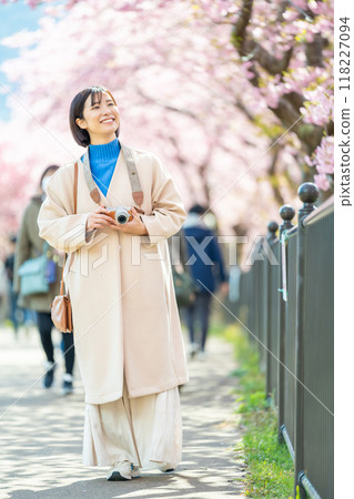 一位在河津旅行的女士,一位來看河津櫻花的遊客 一位在河津旅行的女士,一位來看河津櫻花的遊客 118227094