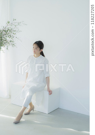 穿著白色連身裙的中年婦女 118227205