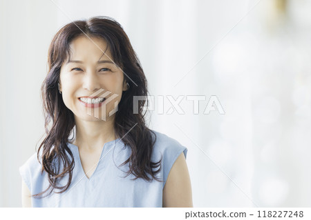 窗邊的中年婦女 118227248