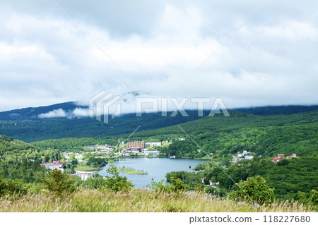 Lake Shirakaba in early autumn (photographed in September) 118227680