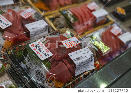 Clearance sale of discounted tuna sashimi Clearance sale of discounted tuna sashimi 118227720