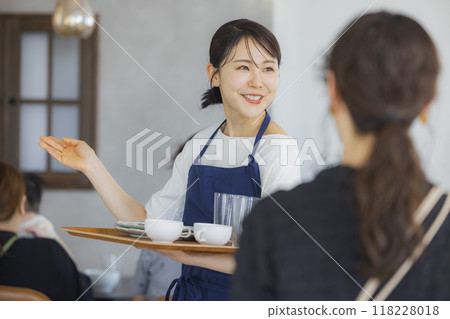 A cafe attendant giving directions 118228018