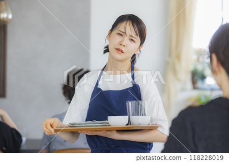 A cafe attendant giving directions 118228019
