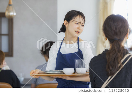A cafe attendant giving directions 118228020