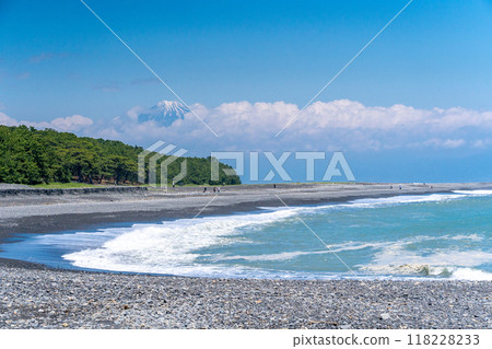 日本三大松原之一的三保鬆原和碧波蕩漾的雄偉富士山;日本新三景之一的國家名勝; 日本三大松原之一的三保鬆原和碧波蕩漾的雄偉富士山;日本新三景之一的國家名勝; 118228233