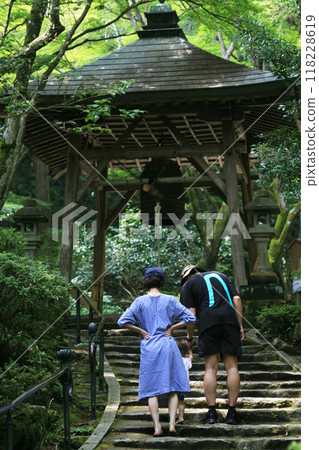 Family visiting the temple 118228619
