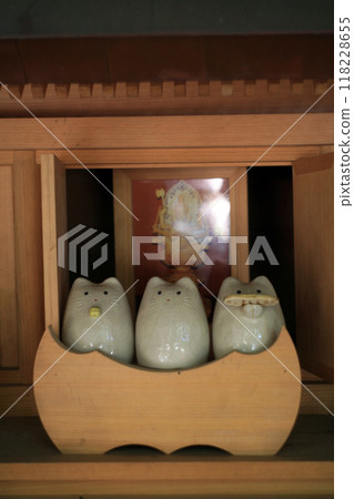 A beckoning cat that calls for good luck A beckoning cat that calls for good luck 118228655