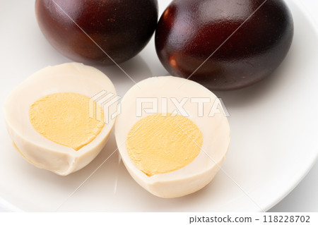 燻雞蛋切成兩半的特寫 燻雞蛋切成兩半的特寫 118228702