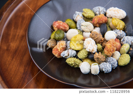 Bean snacks in a black dish 118228956