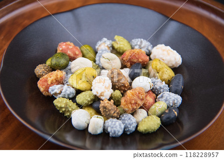 Bean snacks in a black dish 118228957