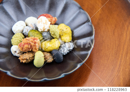 Bean snacks in a black dish 118228963