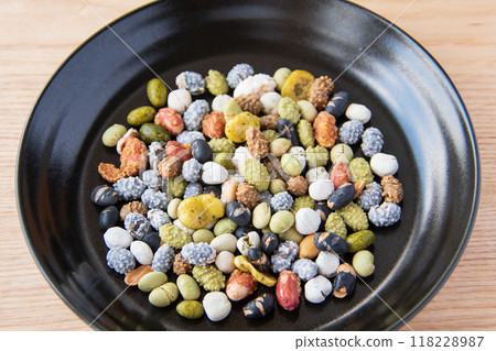 Bean snacks in a black dish 118228987