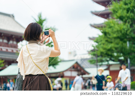 淺草旅行的女性、旅行的女性、在旅遊景點拍照的女性 淺草旅行的女性、旅行的女性、在旅遊景點拍照的女性 118229610