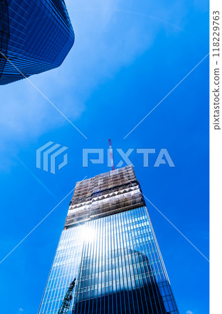 正在興建中的大型建築和藍天高輪網關 2024.09E-2 高飽和度對比 118229763