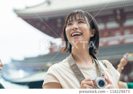 旅行的女性 旅遊景點拍照的女性 享受觀光的女性 旅遊景點漫步的女性 度假旅行的女性 118229873