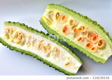 夏季蔬菜苦瓜，完全成熟的紅種子，白種子 118230158