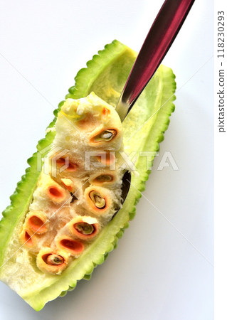 夏季蔬菜苦瓜,完全成熟,紅色種子和勺子,棉花陷阱 夏季蔬菜苦瓜,完全成熟,紅色種子和勺子,棉花陷阱 118230293