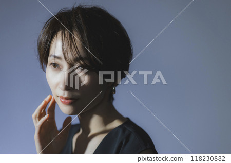 Portrait of a cool woman 118230882